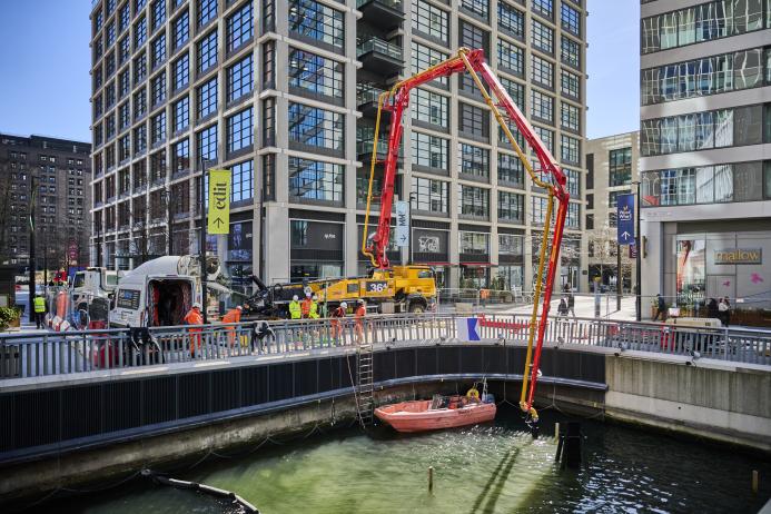 Installation of Holcim's Whale on the Wharf