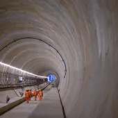 The inside of Long Itchington Wood Tunnel, a 1.6 km twin-bore tunnel built as part of the HS2 high-speed rail line in Warwickshire. Constructed using a tunnel boring machine (TBM), it was designed to protect the ancient woodland above, reducing environmental impact. The concrete-lined tunnel plays a key role in HS2’s central section, forming part of the route between London and Birmingham.
